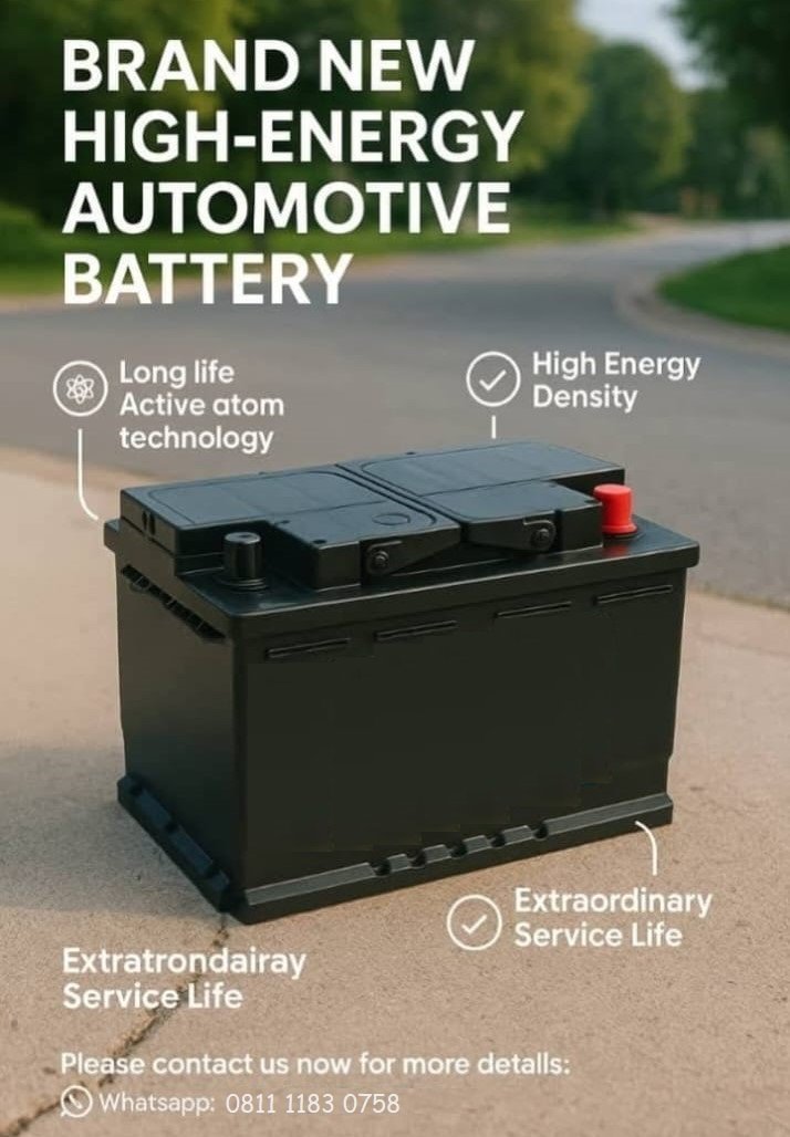 Interior toko aki mobil dengan berbagai jenis aki terpajang di rak